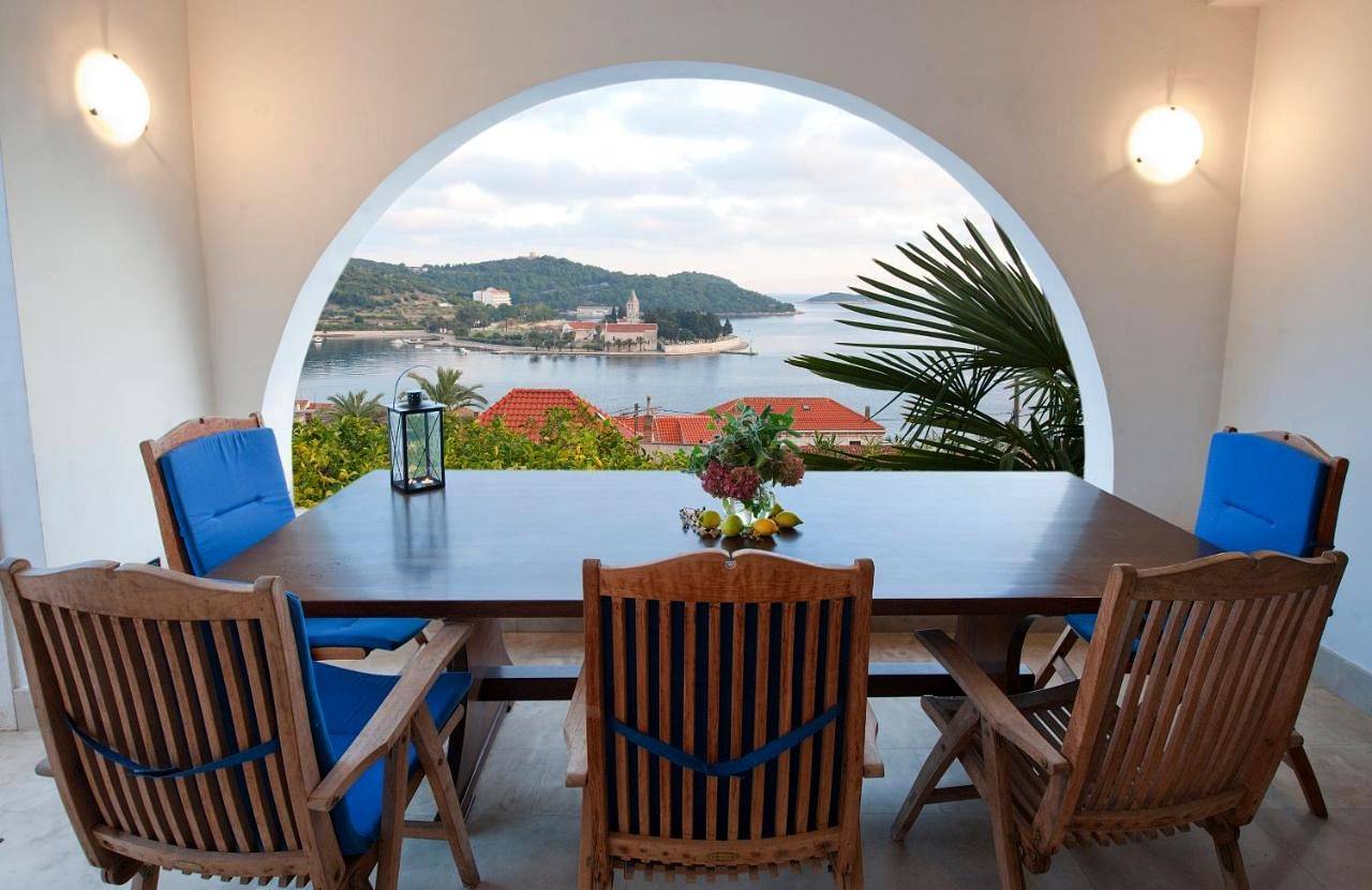 Three-Bedroom Villa with Sea View in Vis Stadt, Vis (Dalmatien)