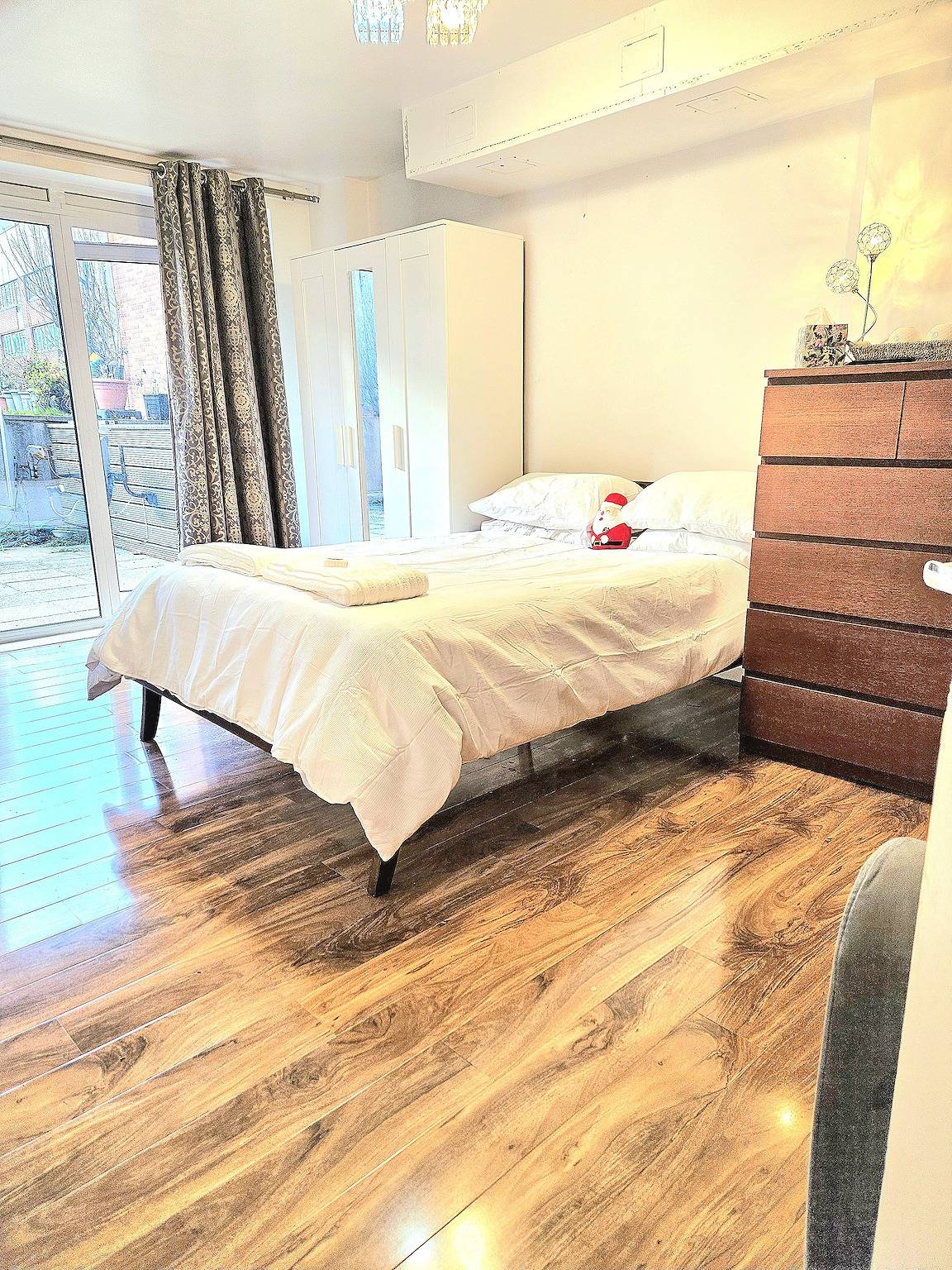 Spacious Retreat with Private Balcony & City Views in Southwark, Λονδίνο