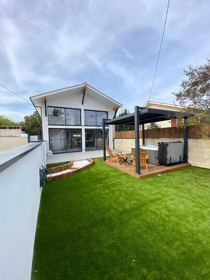 Villa pour 4 personnes, avec jardin ainsi que terrasse et jacuzzi - 1