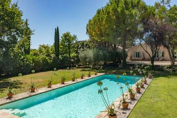 Location de vacances pour 6 personnes, avec terrasse ainsi que jardin et piscine à Eygalières