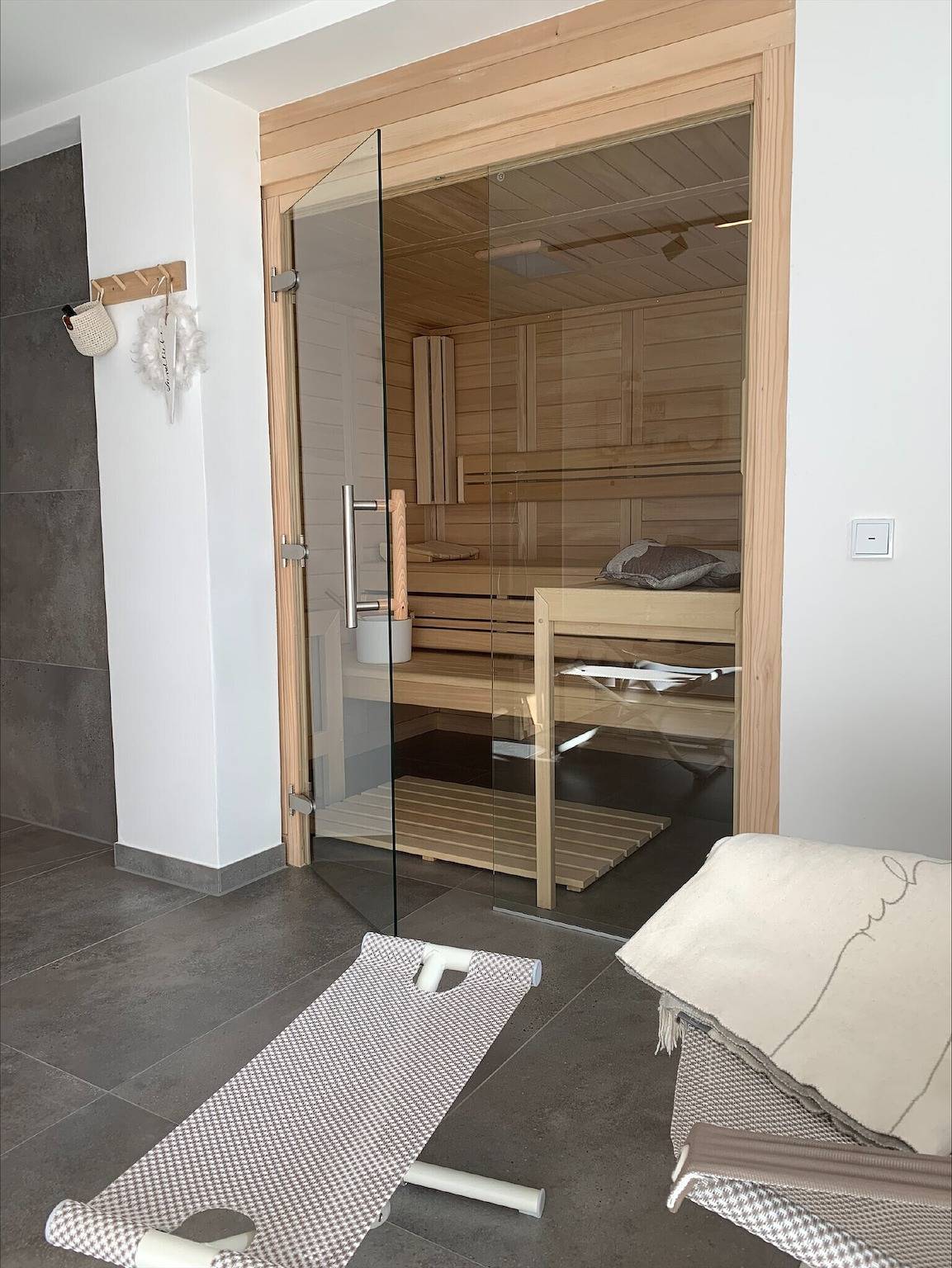 Ganze Wohnung, Ferienwohnen in der "Fewo Am Holing" mit herrlichem Ausblick, privater Terrasse und Wlan in Bischoffen, Naturpark Lahn-Dill-Bergland
