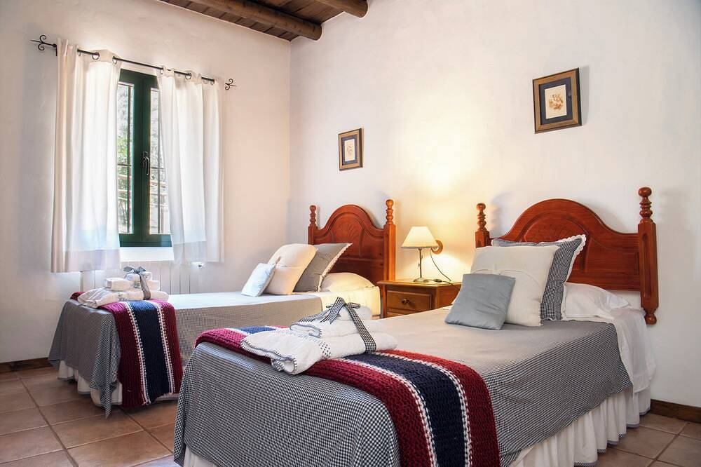 Casa Olivo ideal for families with private pool and fireplace.  Sierra d Aracena in Almonaster la Real, Sierra de Aracena