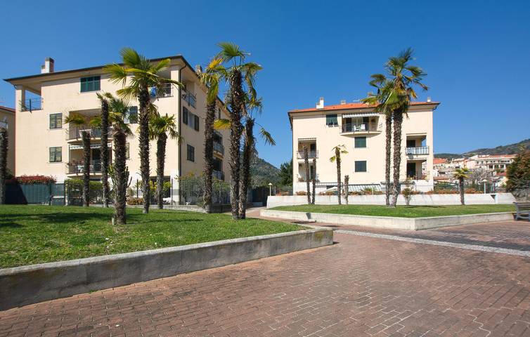 Appartamento intero, Accogliente appartamento con 1 camera da letto e terrazza, a 1 km dalla spiaggia e con parcheggio gratuito in Borgio Verezzi, Riviera di Ponente