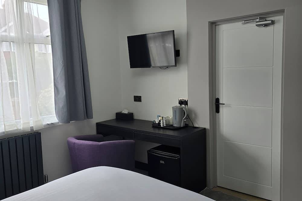 Newly refurbished double room with ensuite and private entrance. in Hounslow, London