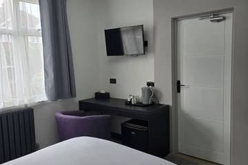 Bed And Breakfast for 2 Guests in Hounslow, Thorpe Park, Picture 4