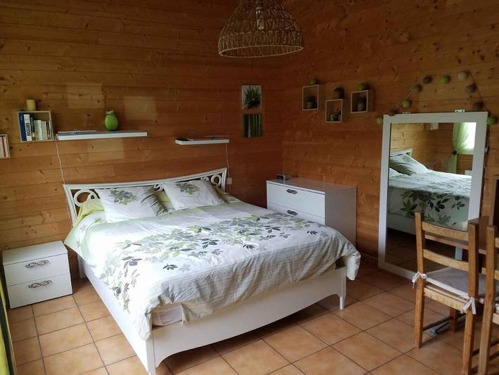 Maison d’hôte pour 2 personnes, avec vue et terrasse ainsi que jardin et piscine à Yvrac