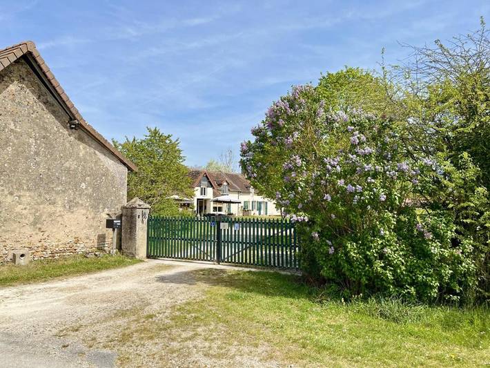 Chambre d’hôte pour 6 personnes, avec piscine ainsi que jardin et vue dans Sainte-Gemme (Indre)