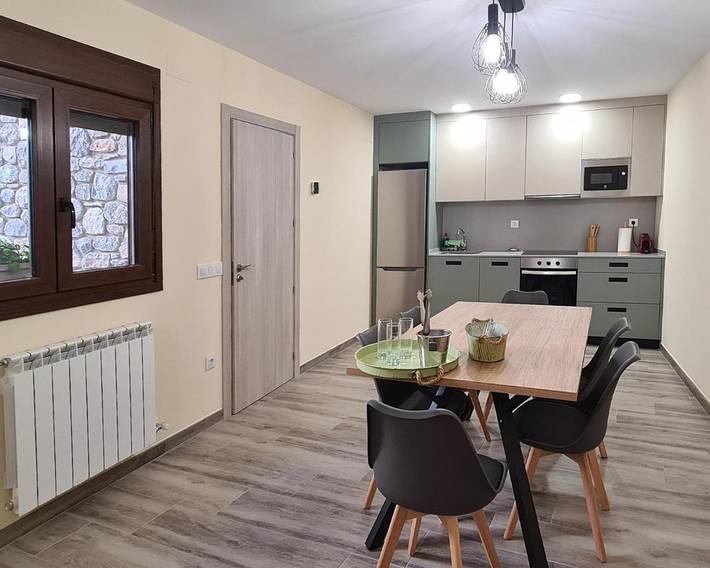 Gîte pour 5 personnes, avec Balcon et Terrasse ainsi que Vue sur le lac et Vue à Sopeira