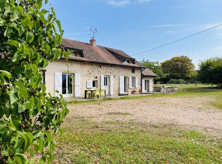 Gîte pour 7 personnes, avec jardin et terrasse, animaux acceptés à Martigny-le-Comte