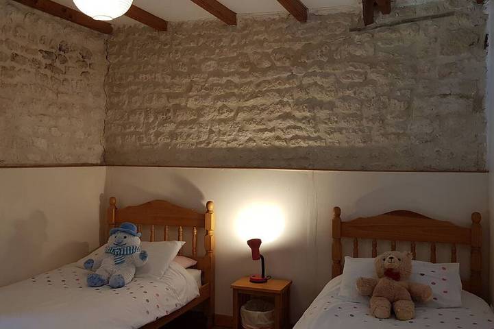 Gîte pour 6 personnes, avec terrasse ainsi que piscine et jardin à Saint-Pierre-de-Juillers - 4