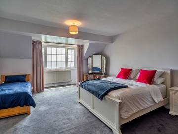 Holiday Rental for 13 People in Coverack, Cornwall, Photo 2