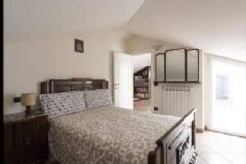Ganze Wohnung, Schöne, große, 3 Schlafzimmern, Jacuzzi, Terrasse, bbq, 10 km vom Meer in Pontedassio, Riviera di Ponente