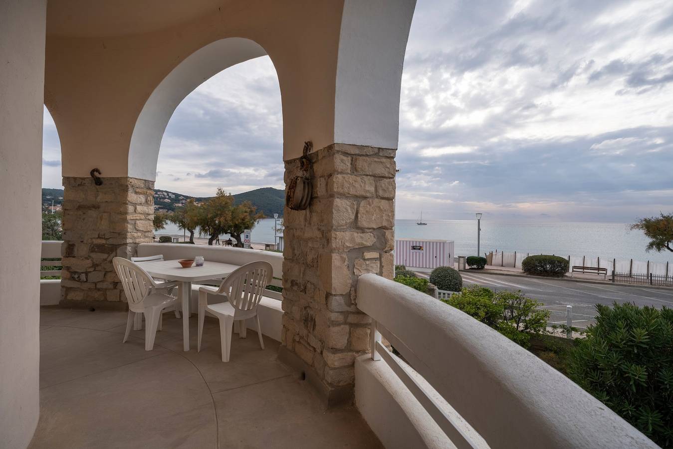 Villa 'Magnifique Plage À 20m' con vistas al mar, terraza privada y Wi-Fi in Les Lecques, Saint-Cyr-sur-Mer