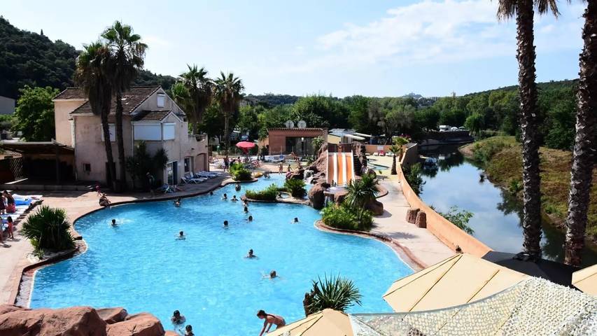 Camping pour 4 personnes, avec piscine et terrasse dans Massif de l'Esterel