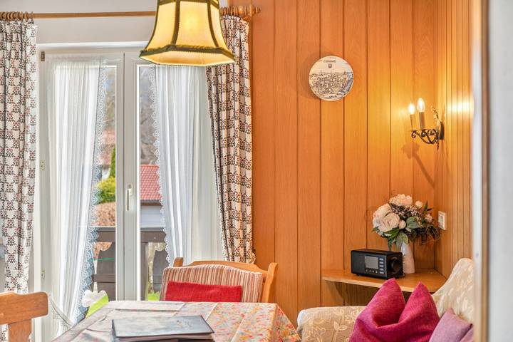 Entire apartment, Apartment '1' with Mountain View, Shared Garden and Wi-Fi in Wallgau, Walchensee
