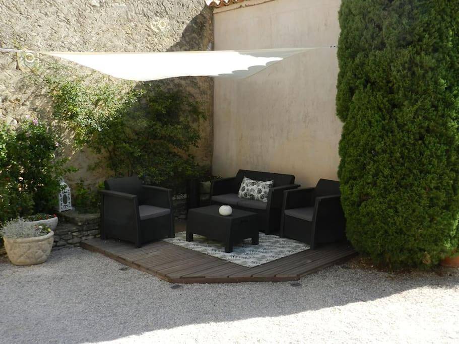 Ganze Wohnung, Le Maset des Aires avec vue sur le Luberon et son jacuzzi extérieur disponible de juin à mi-septembre in Maubec, Regionaler Naturpark Luberon