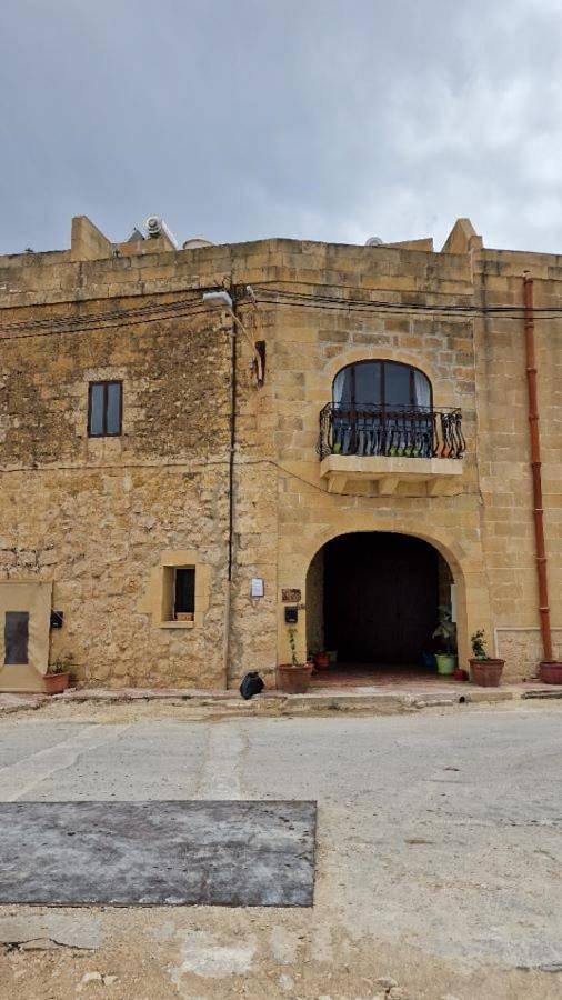 Chambre d’hôte pour 3 personnes, avec jacuzzi ainsi que balcon et piscine dans Xaghra