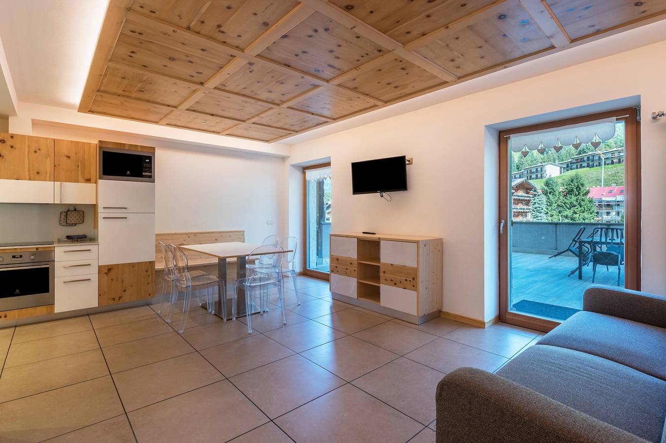 Entire apartment, Apartment 'Buffaure A Parte' with Mountain View, Private Terrace and Wi-Fi in Pozza di Fassa, San Giovanni di Fassa