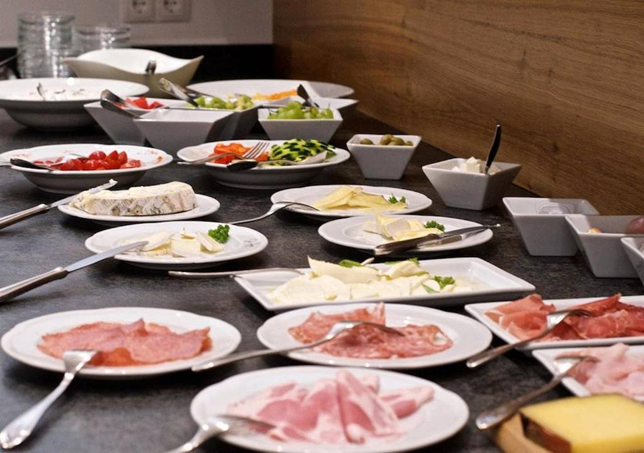 Zimmer 'Moriggl Zimmer Seilschaft 2' mit Bergblick, gemeinsamer Terrasse und Wlan in Burgeis, Mals