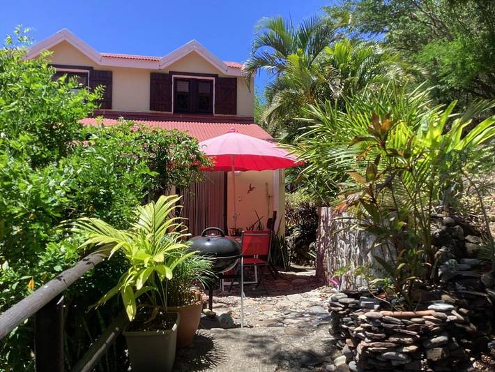 Gîte pour 4 personnes, avec piscine ainsi que vue et jardin dans Plage de Malendure