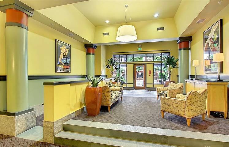 Apartment for 6 people, with pool and sauna as well as balcony and yard in Seattle