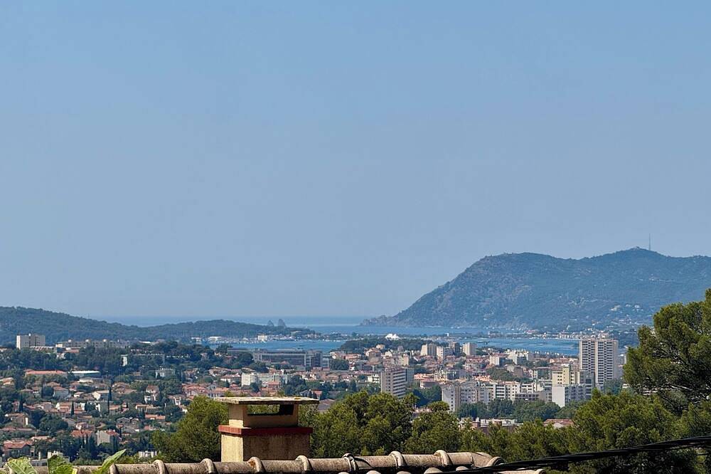 Petite Maison Avec Vue, au Calme sur les Hauteurs de Toulon in Toulon, Toulon region
