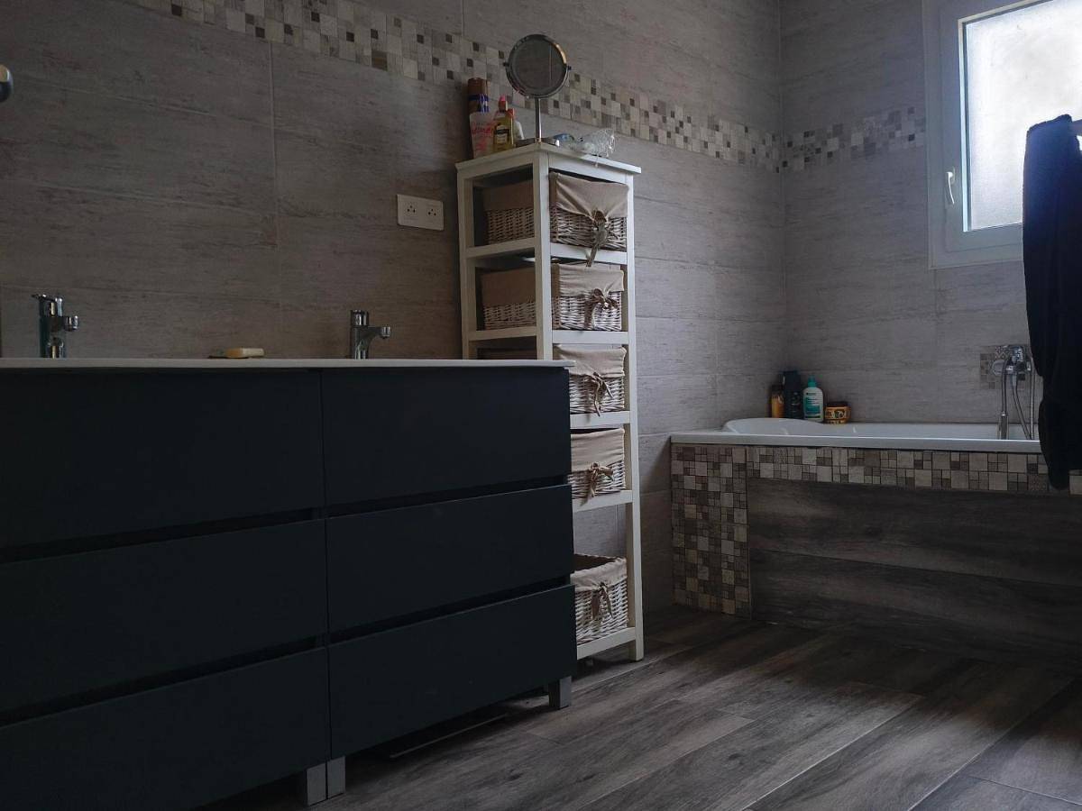 Grande villa 2 chambre ,salle de bain, grand séjour avec cuisine équipée et salle a manger, une grande terrasse de 40m2 donnant sur un grand jardin avec un parking en gravier de 500m2 in Tornac, Région d'Alès
