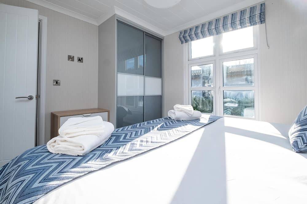 Entire apartment, Sea Breeze  - sleeps 6 guests  in 3 bedrooms in Sizewell, Suffolk