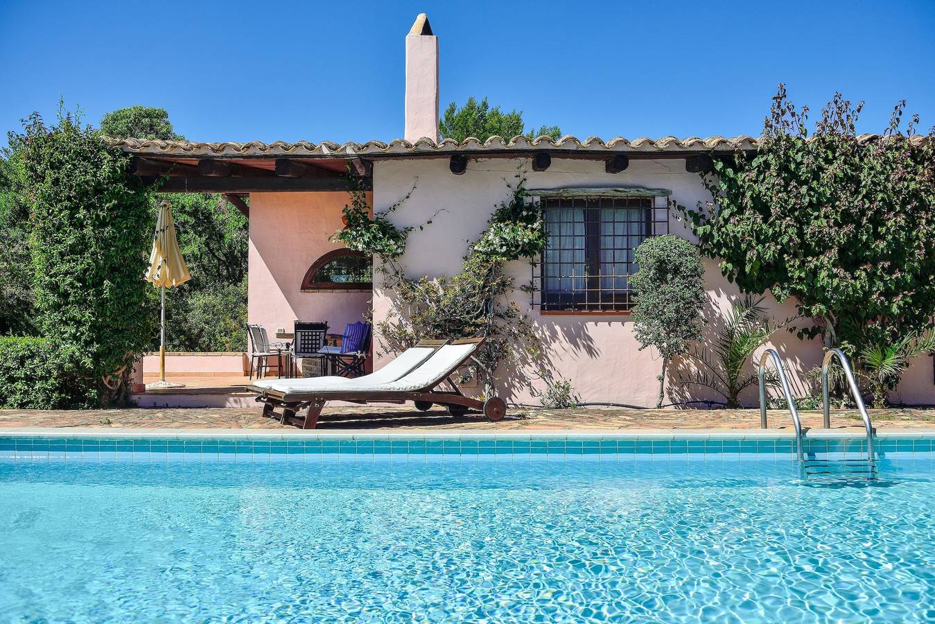Villa 'Fiori 3' con vista mare, Wi-Fi e aria condizionata in Is Molas, Pula e dintorni