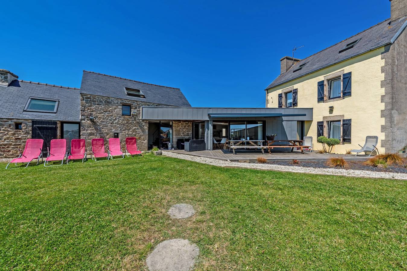Maison de vacances 'Villa Léonie - Piscine Intérieure' avec terrasse, jardin et Wi-Fi in Kerlouan, Région de Brest