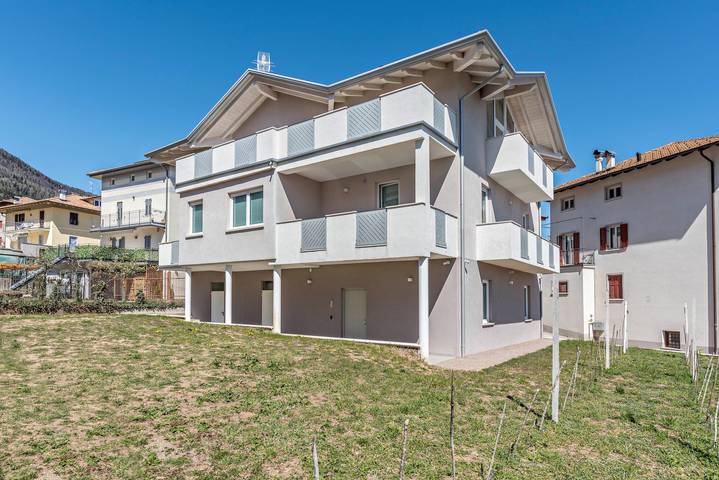 Entire apartment, Modern Apartment "Villa Vacanze Renetta" with Mountain View & Balcony in Tuenno, Ville d'Anaunia