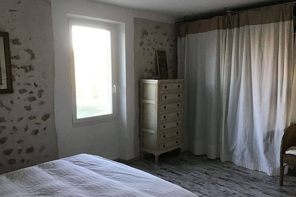 Small farmhouse with  Ac in the Alpilles, 15 mn  baux de Provence, 3mn  Mouries in Saint-Martin-de-Crau, Arles region