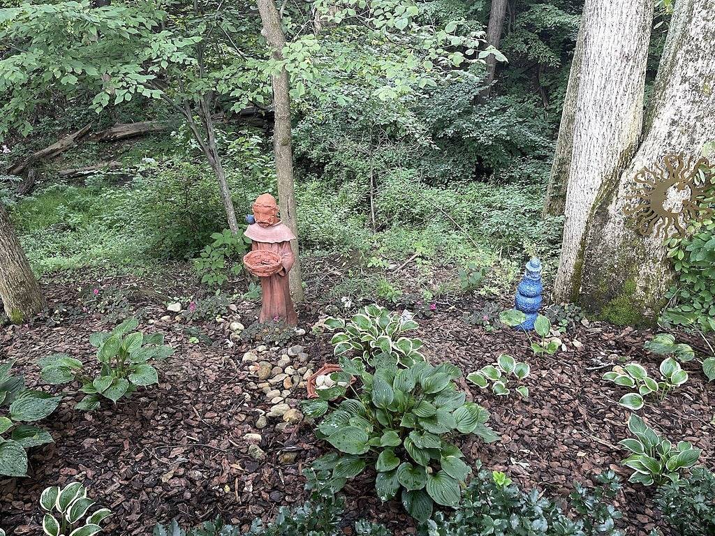 Kajaks ~ Kanus ~ Whirlpool ~ Mountainbikes ~ Entspannung in den Gärten in Hocking County