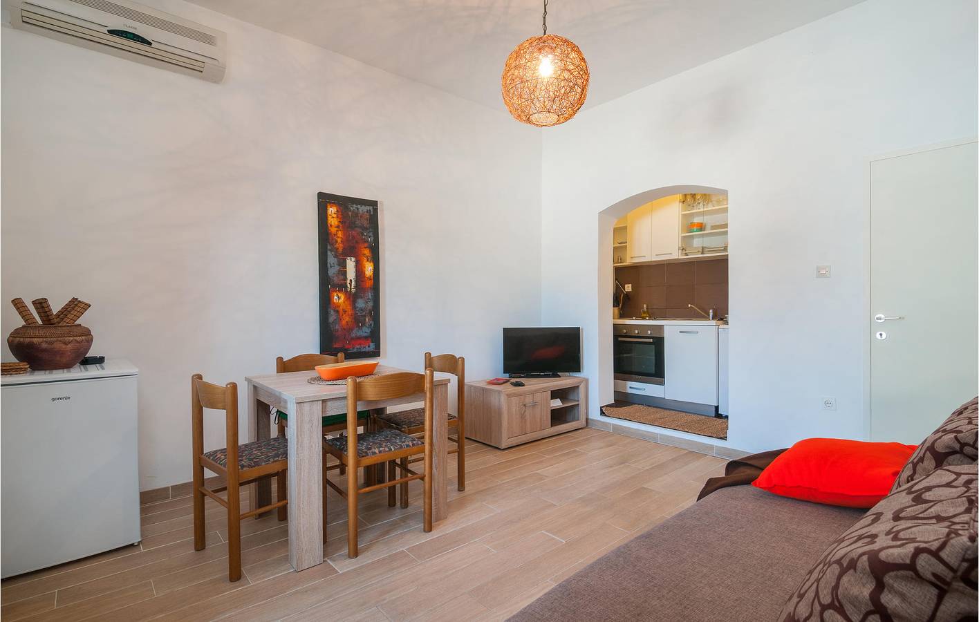 Ganze Ferienwohnung, Gemütliche 1-Zimmer-Wohnung mit Terrasse, 400 m zum Strand und kostenlosen Parkplätzen in Sutivan, Brac
