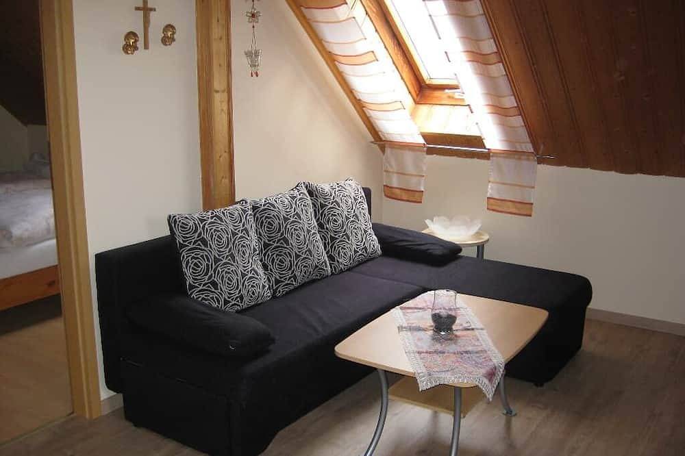 Ganze Wohnung, Gemütliche Dachwohnung (34qm) mit Wohn-Essbereich sowie kostenfreiem Wlan in Moosbach, Naturpark Nördlicher Oberpfälzer Wald