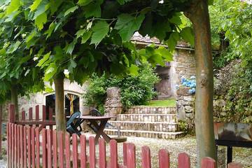 Location de vacances pour 5 personnes, avec terrasse ainsi que jardin et piscine à Hautefage