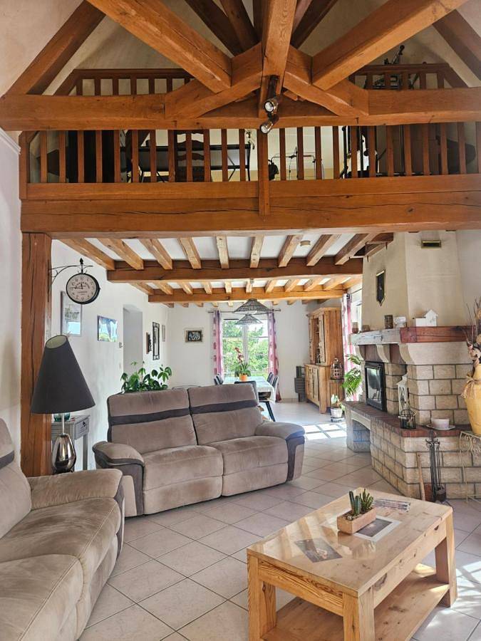 Gîte pour 6 personnes, avec Terrasse et Jardin ainsi que Piscine et Vue dans Champlost
