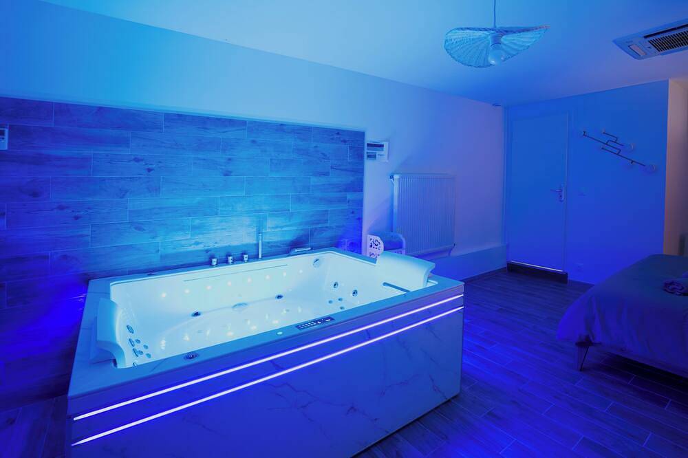 Entire apartment, Appartspa59: Suite Tentation Balnéo Sauna (Secret Room optional) in Valenciennes, Valenciennes region