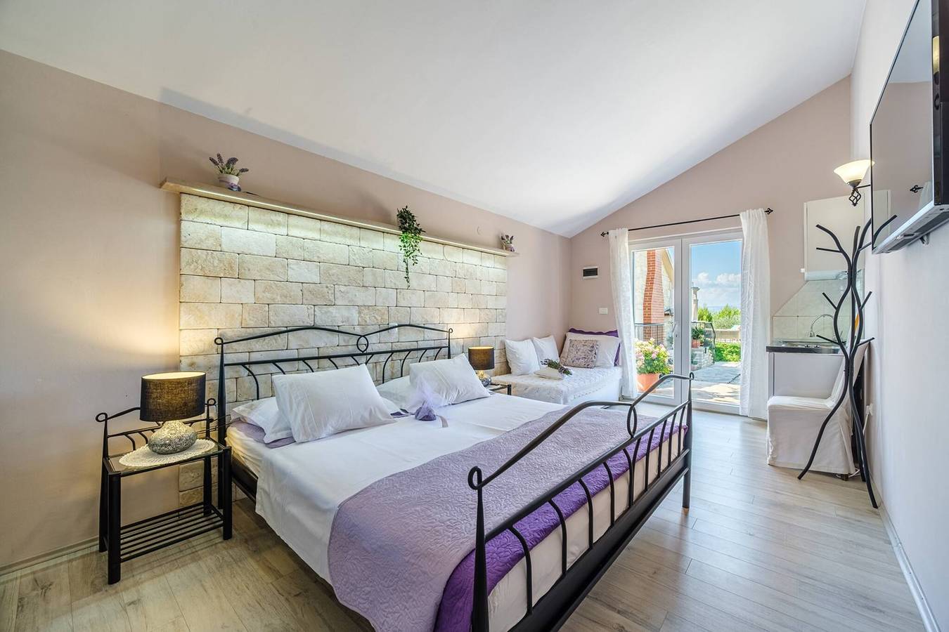 Beachfront Villa Mir Brac with Pool & Jacuzzi in Supetar, Brac