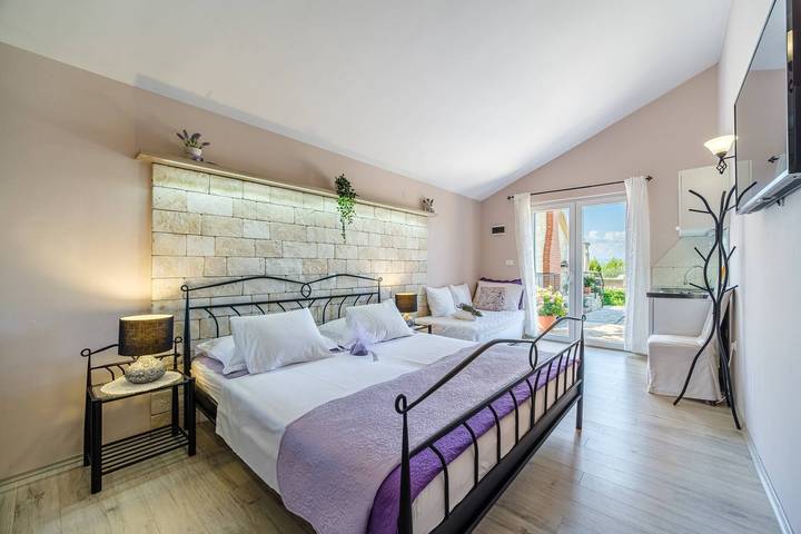 Beachfront Villa Mir Brac with Pool & Jacuzzi in Supetar, Brac
