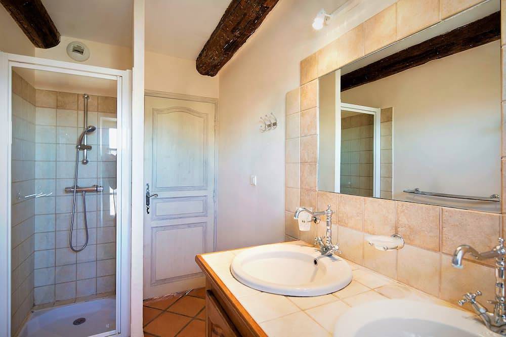 Entire apartment, Le Lieutenant in Cadenet, Parc naturel régional du Luberon