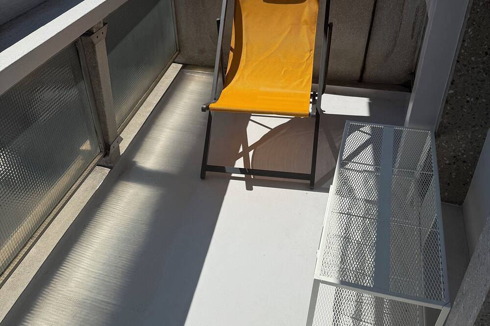 Entire apartment, 6th floor, amazing 2-bedroom apartment in charming Eaux-Vives, Genève in Eaux-Vives, Genève