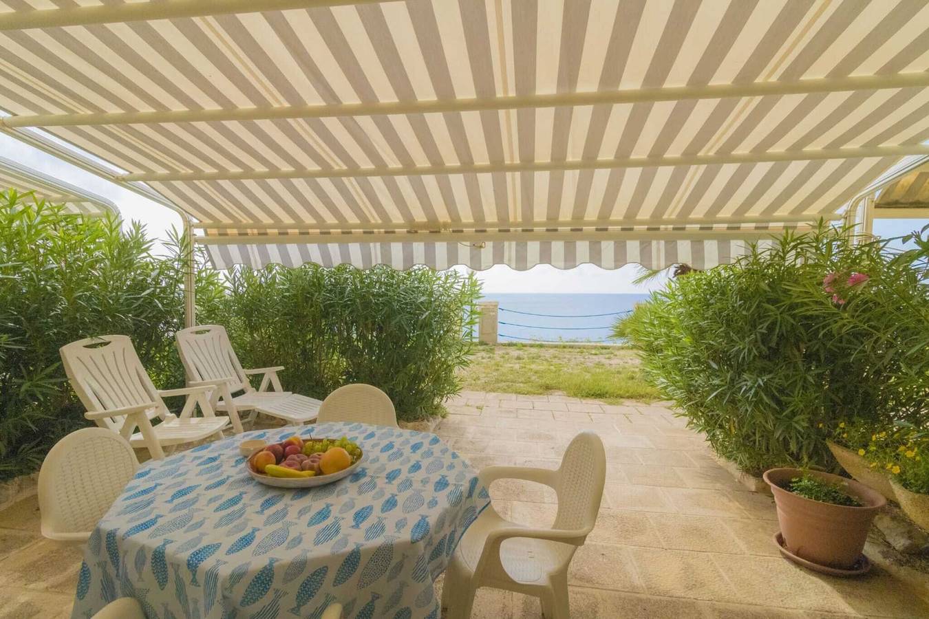 Ganze Wohnung, Ferienwohnung "Sea House on the Rocks" mit privater Terrasse und Klimaanlage in Santa Cesarea Terme, Salento