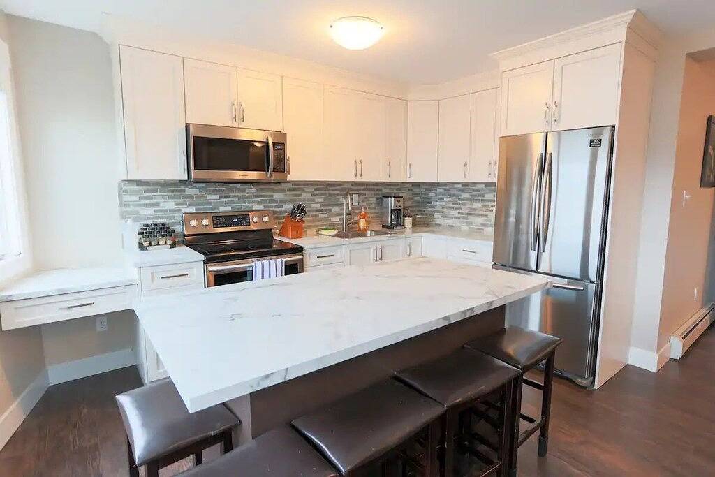 Newly renovated with Lakeviews, big yard, minutes to Silver Star/Golf/Wineries. in Silver Star