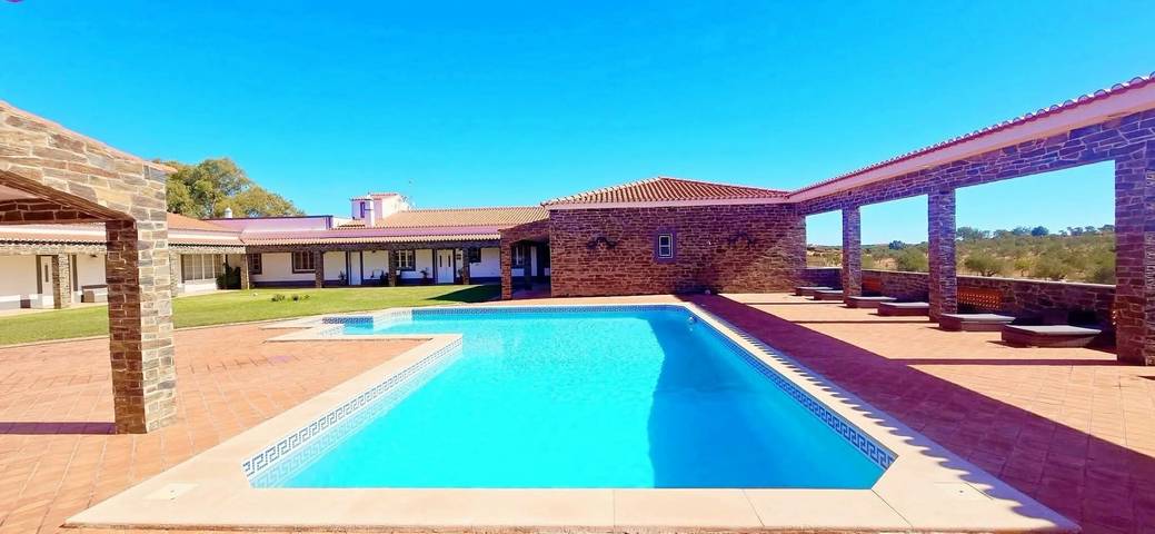 Chambre 'Quarto Cinzento-Vue sur la Campagne-Avec Patio' avec Piscine Partagée, Wi-Fi et Climatisation in Beja Distrikt