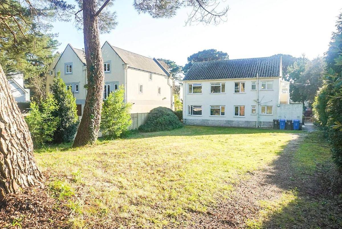 Entire apartment, Apartment with Balcony in Sandbanks, Poole