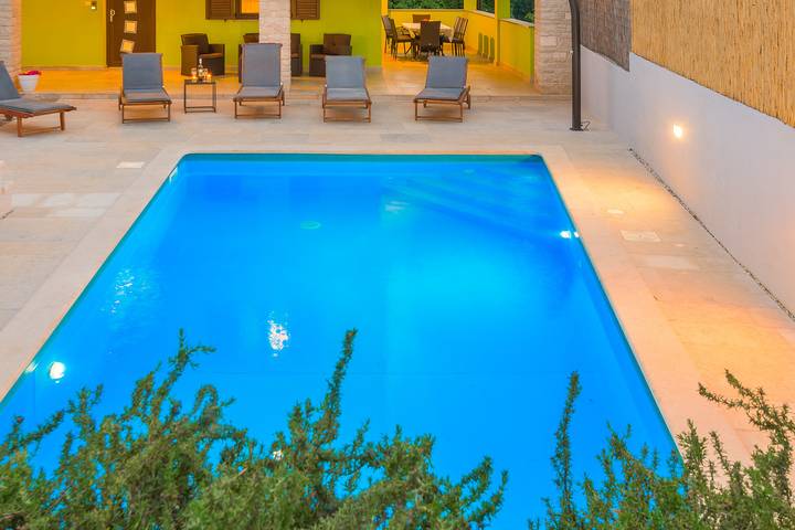 Location de vacances pour 10 personnes, avec terrasse et piscine à Svetvinčenat - 4