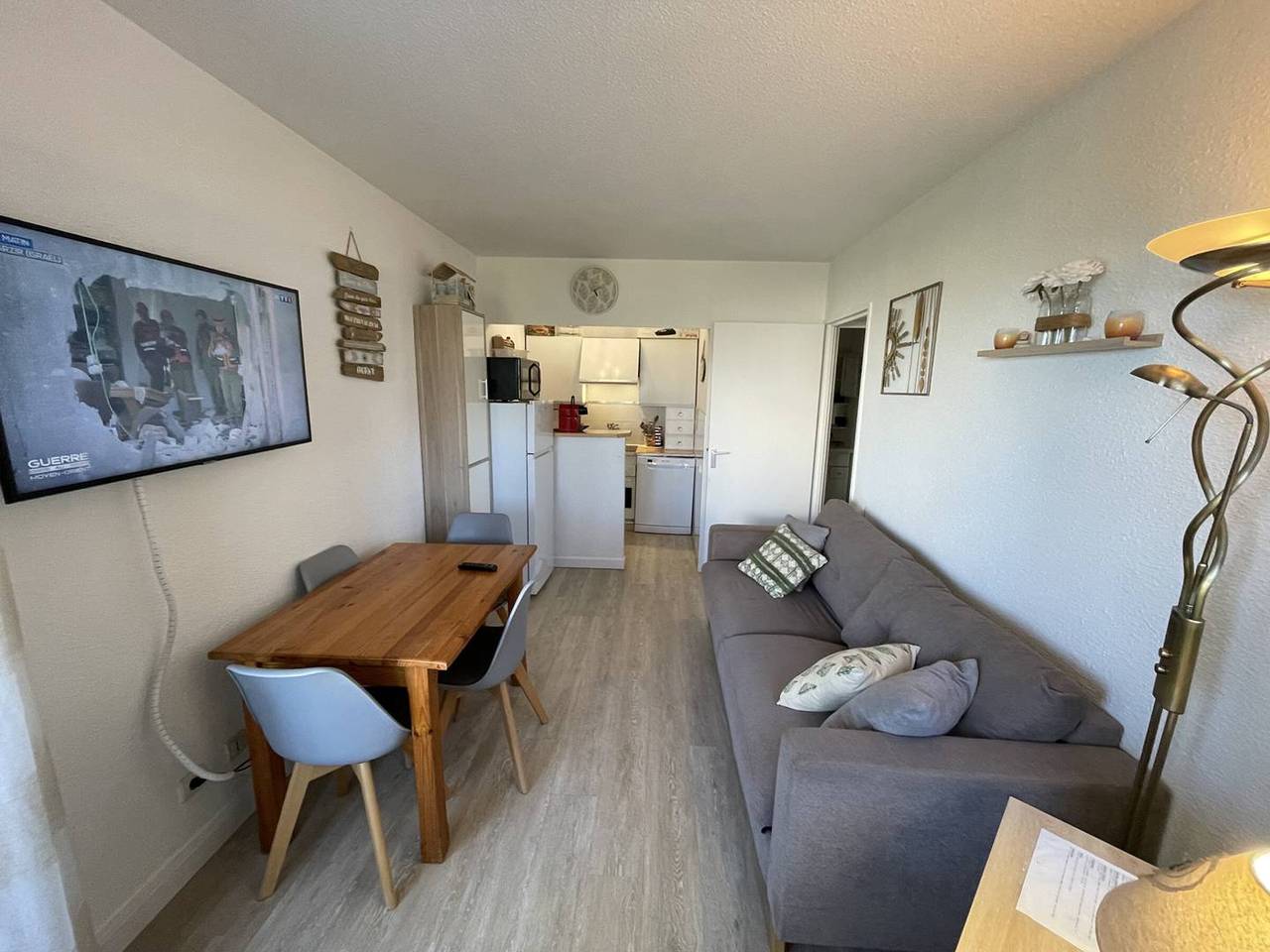 Entire apartment, Saint-Cyprien: Renovated T2 cabin for 6, pool, parking, 100m from the beach in Saint-Cyprien, Côte d'Améthyste