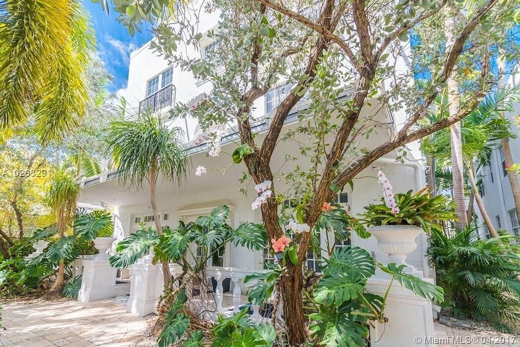 Ganze Wohnung, ★★★★★ South Beach Location, Schritte 2 Strand, Privater Balkon, Pool, Bbq, Kostenloses Wlan in South Beach, Miami Beach