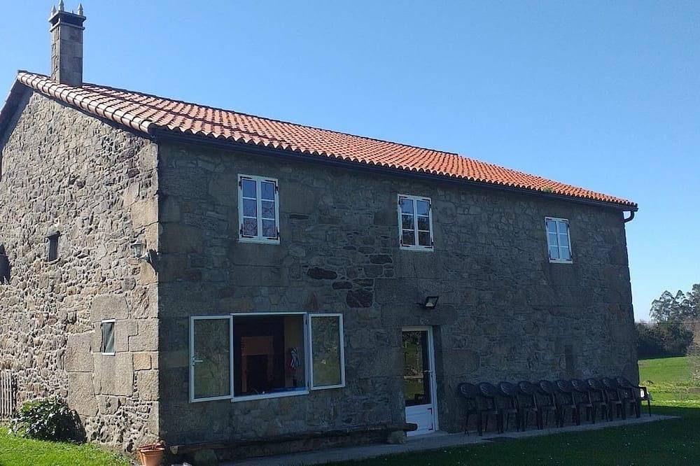 A rustic family home located in a village in Galicia, surrounded by countryside in A Estrada, Pontevedra Province